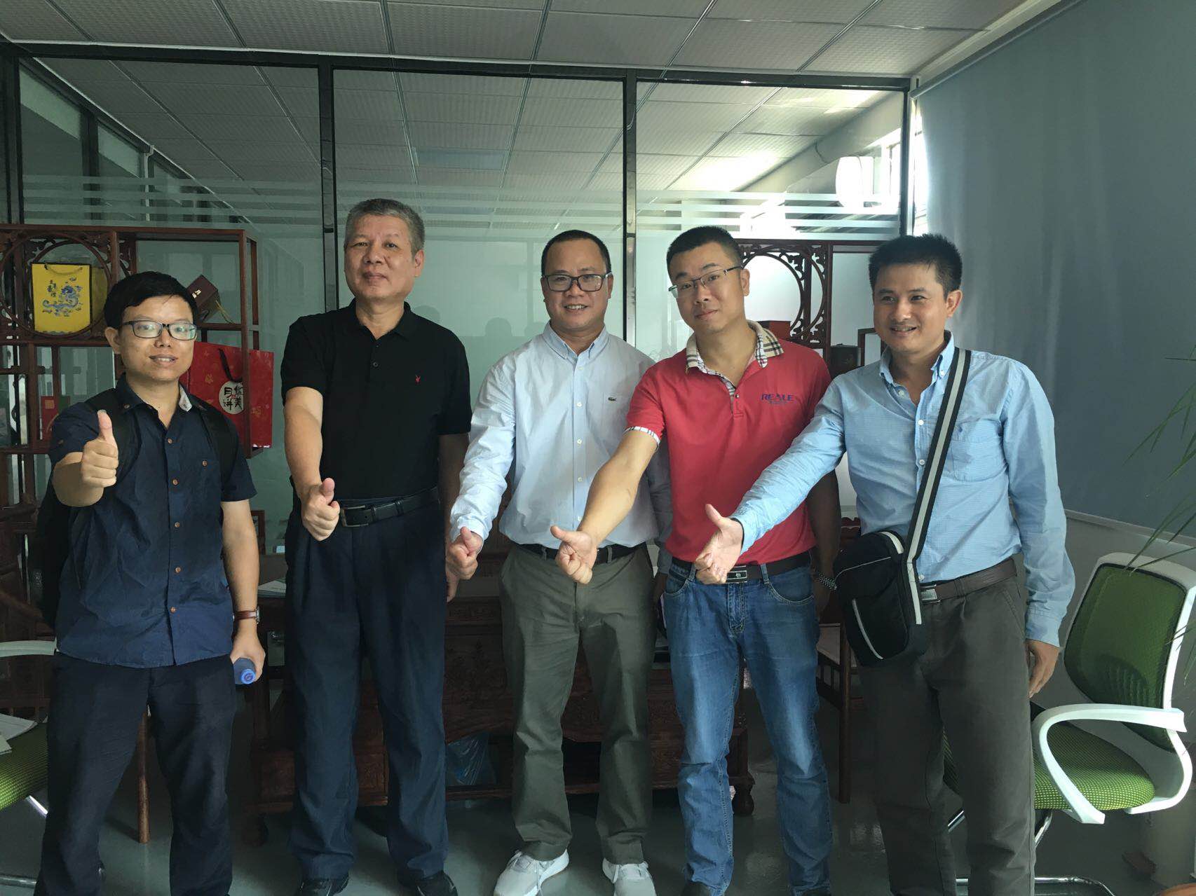 越南客戶要求合影 越南客戶要求合影