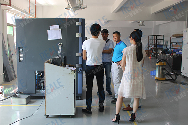 客戶對(duì)800L恒溫恒濕箱感興趣 客戶對(duì)800L恒溫恒濕箱感興趣