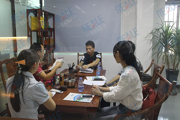 左邊是總經(jīng)理，右邊為越南客戶(hù)