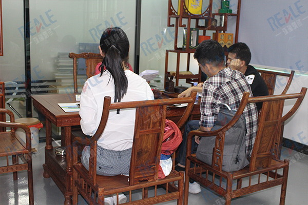 同客戶(hù)洽談中