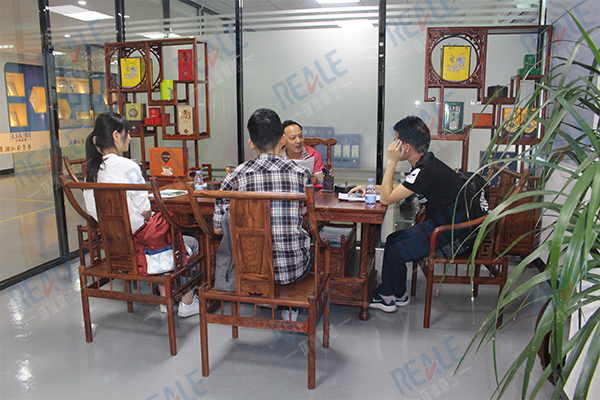 為客戶(hù)講解冷熱沖擊箱的原理