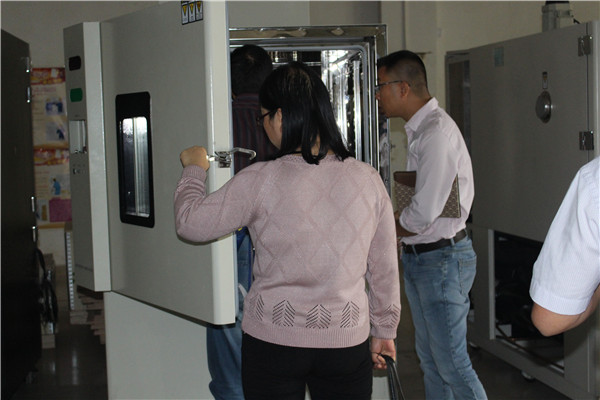 這臺快速溫變試驗(yàn)箱設(shè)備挺好看的