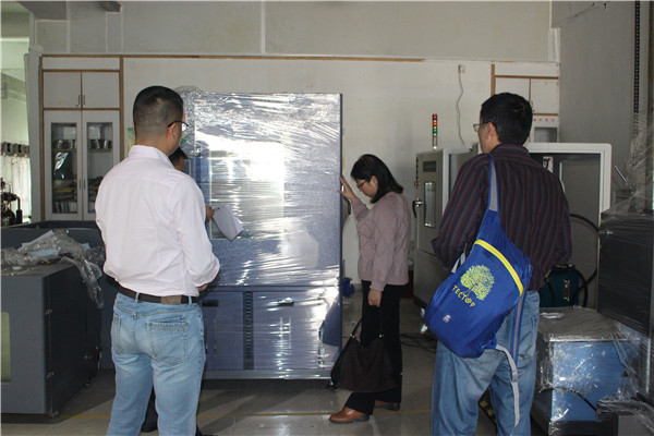 哇，這么大一臺恒溫恒濕箱