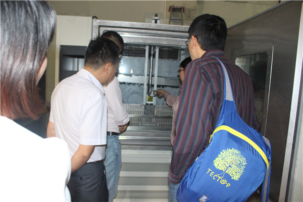 接下來看這臺大型快速溫變試驗(yàn)箱