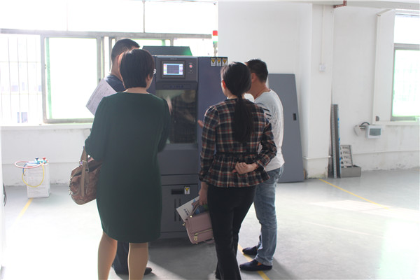 現(xiàn)場為客戶演示調試系統(tǒng)