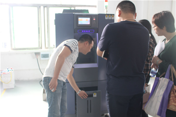 男經理為客戶講解細節(jié)問題