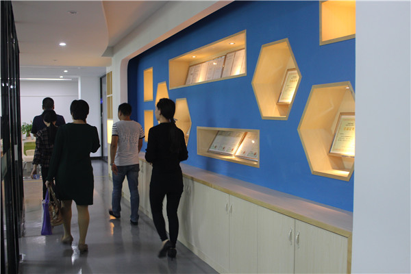 田經理還客戶去會議室休息洽談合作