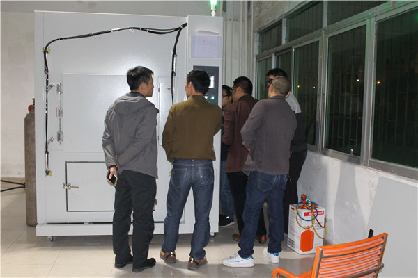 代總帶領(lǐng)客戶參考非標訂制的冷熱沖擊試驗箱