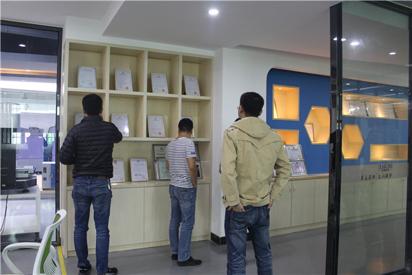 客戶看我們的資質(zhì)證書(shū) 客戶看我們的資質(zhì)證書(shū)