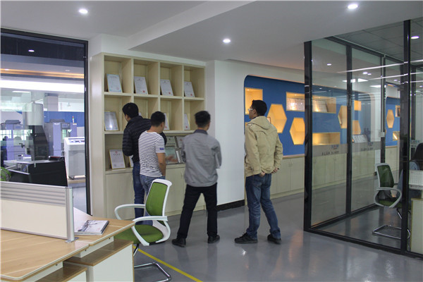 信任來自真誠！山西客戶遠(yuǎn)道而來洽談塑膠用老化房合作！