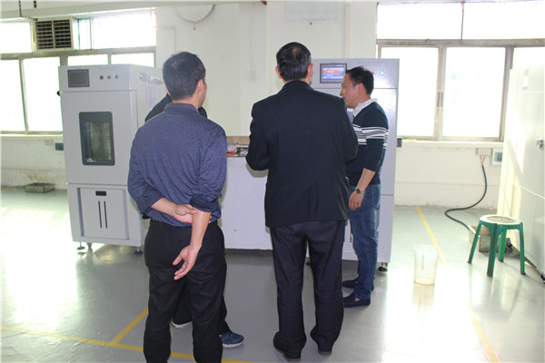 帶客戶參觀調(diào)試現(xiàn)場(chǎng)